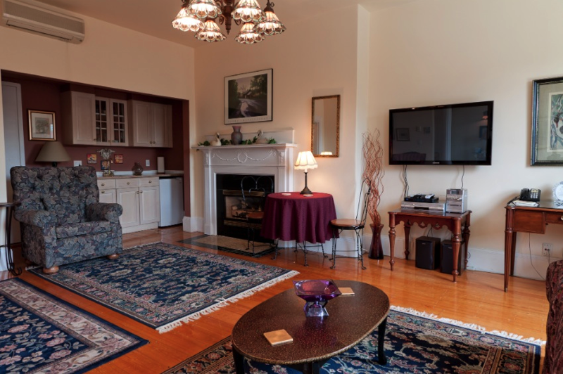 Aerie wet bar and fireplac