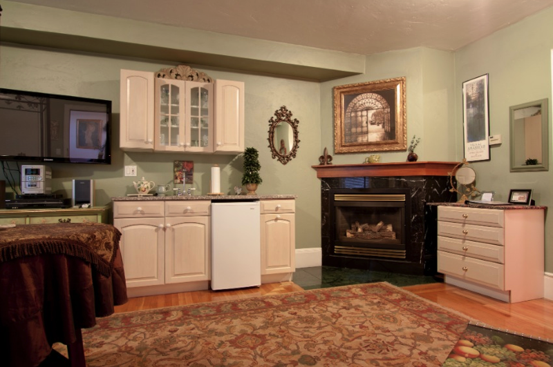 Garden Wet Bar and fireplace